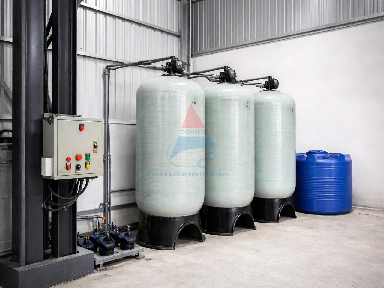 Hệ thống lọc nước gồm cột khử sắt và hai cột làm mềm nước tái sinh luân phiên