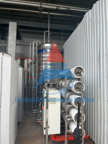 Thiết bị lọc RO công nghiệp với hóa chất chống nghẹt màng giúp duy trì lưu lượng và áp suất ổn định