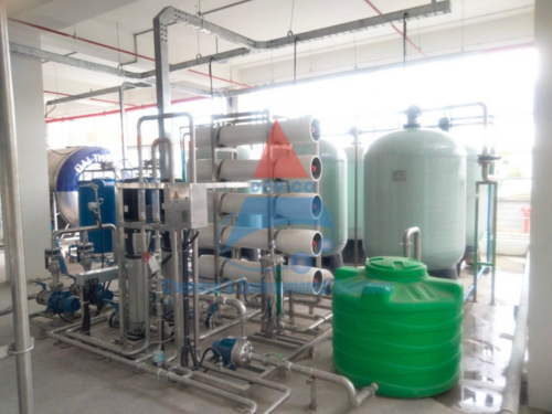 Hệ thống RO công nghiệp lắp đặt thực tế tại nhà máy, trang bị màng RO dạng ống và bồn composite