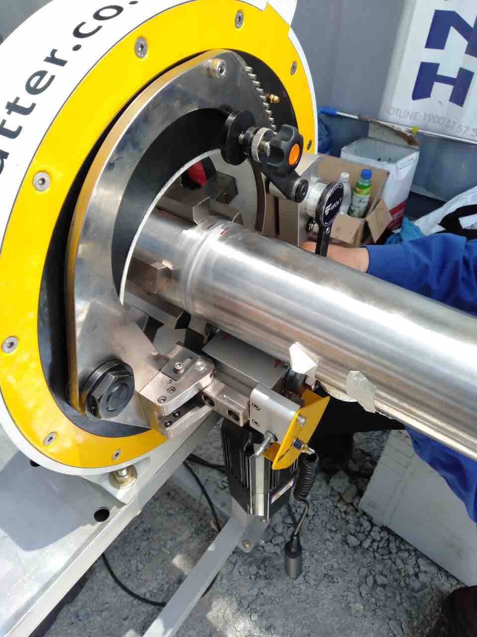 Thi công cắt và hàn ống inox vi sinh 316L cho hệ thống đường ống công nghệ trong nhà máy dược phẩm, đảm bảo tiêu chuẩn vệ sinh và chất lượng mối hàn.